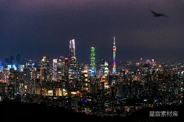 高清摄影 城市夜景中的灯光璀璨摩天大楼。