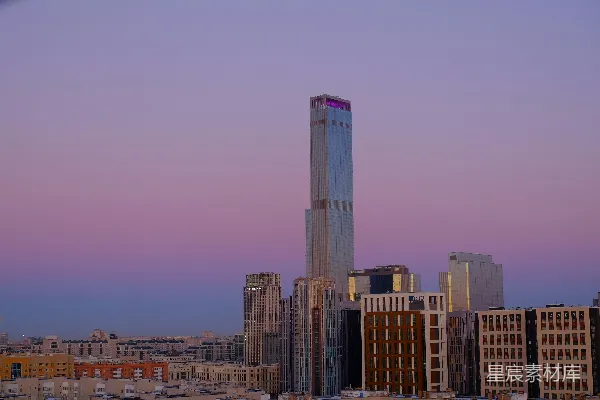 高清摄影 一座非常高的建筑物高耸在城市之上。