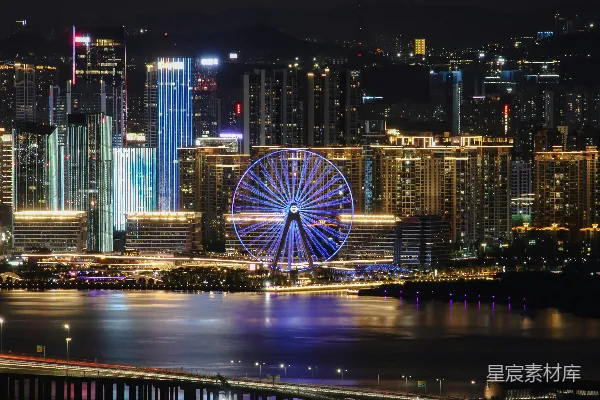 高清摄影 摩天轮在城市建筑附近夜间