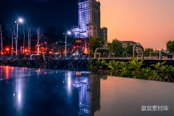 高清摄影 一座跨过水面的桥，背景中有座城市。