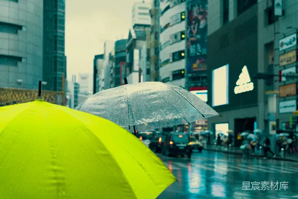 高清摄影 几把雨伞放在人行道上。