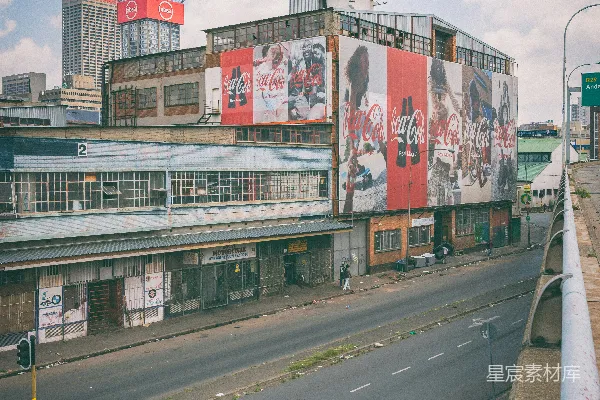 高清摄影 一个城市街道，街道上有建筑物和一个交通灯。