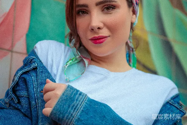一个穿蓝色牛仔夹克和头带的女人