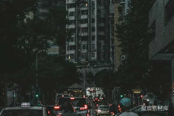 高清摄影 一条街道上挤满了车辆。