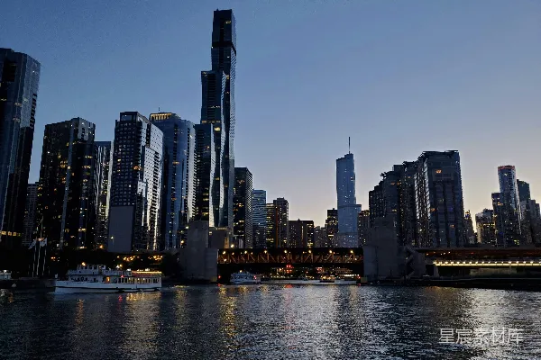 高清摄影 一片宽阔的水域，背景中有个城市。