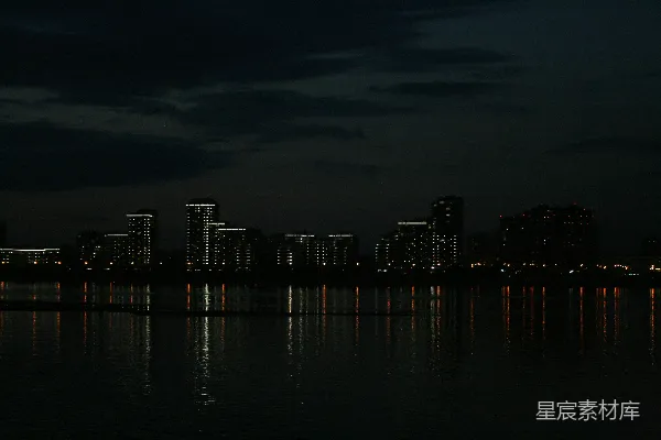 高清摄影 夜晚的城市天际线灯火辉煌