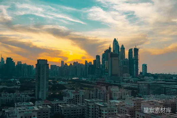 高清摄影 日落时分的城市天际线，背景是戏剧性的云层。