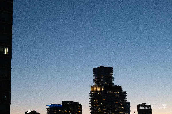 高清摄影 夜空中月亮照耀下的城市景色