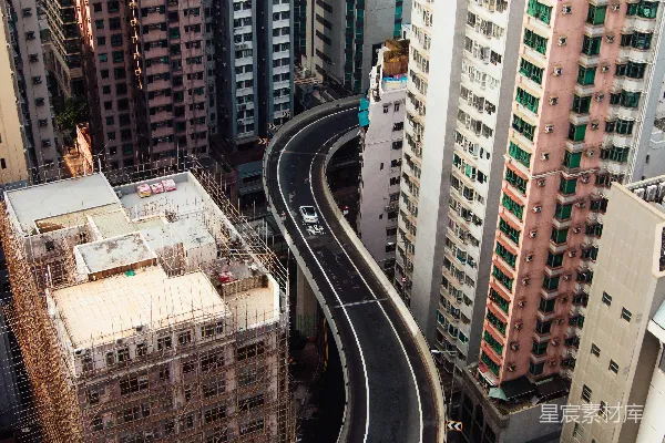 高清摄影 弯曲的高速公路穿过密集的市区建筑物