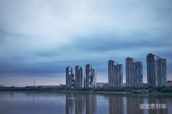 高清摄影 水边的城市天际线