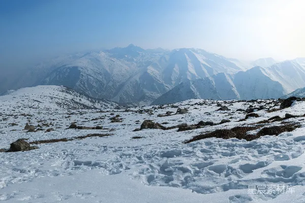 覆盖着白雪的山峰，背景是天空。