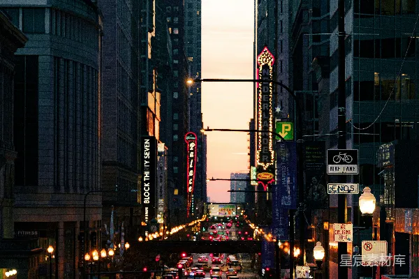 高清摄影 黄昏时分，城市街道上有车辆行驶，建筑物灯火辉煌。