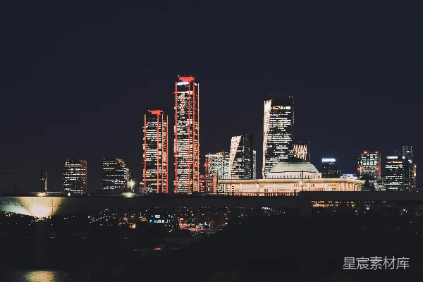 高清摄影 夜晚，从河对面看这座城市的景色