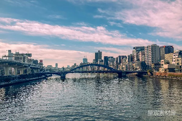 高清摄影 一条河流穿过一座城市的高楼之间