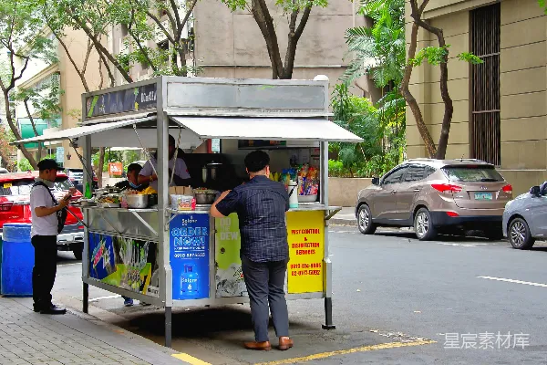 街头食物车旁的行人。