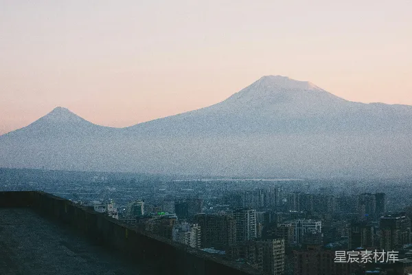 高清摄影 一幅城市景色，背景中有山。