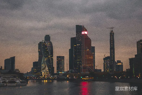高清摄影 一片水域，背景中有一座城市。