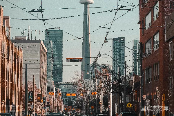 高清摄影 一条城市街道，有汽车和建筑物。