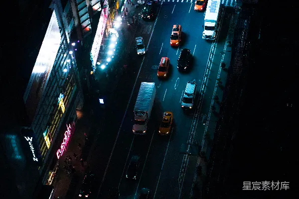 高清摄影 夜间经过建筑物的车辆