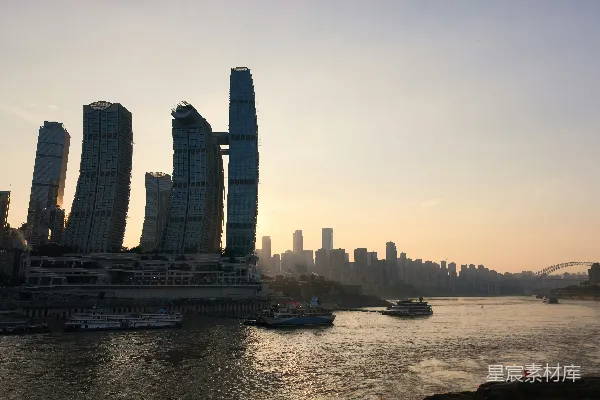 高清摄影 城市天际线，现代建筑与河流在夕阳下。