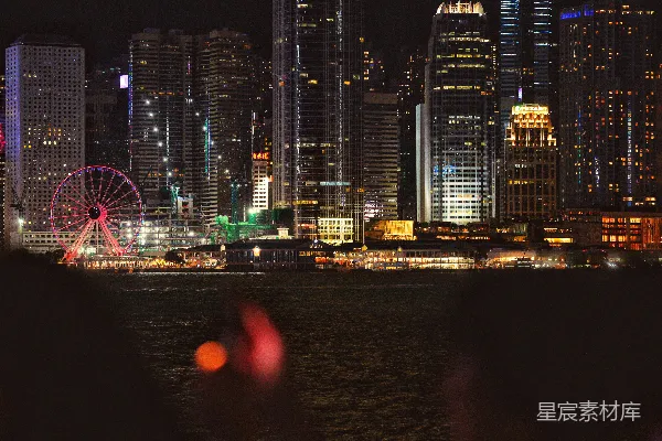 高清摄影 夜晚灯火辉煌的城市景观，摩天轮点缀其间。
