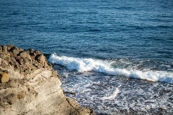 岩石海岸上俯瞰的大海景色