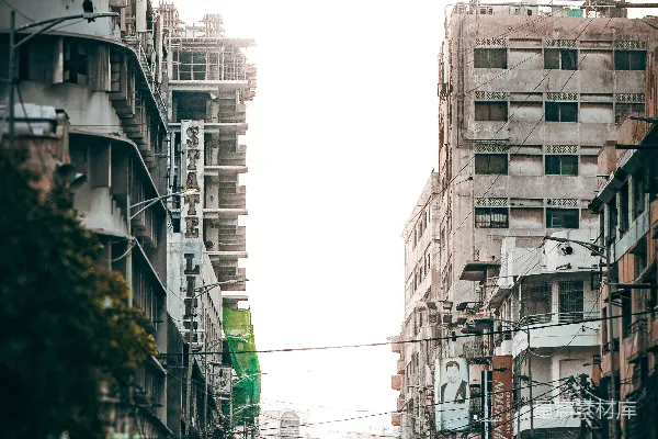 高清摄影 一条街道上充满了高大的建筑物。