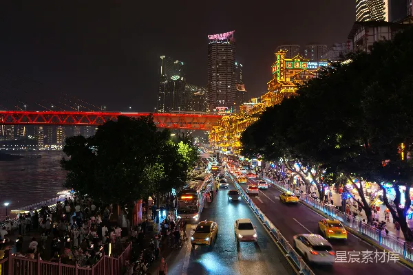 高清摄影 充满活力的城市夜景，灯火辉煌的建筑物、道路、河流和桥梁。