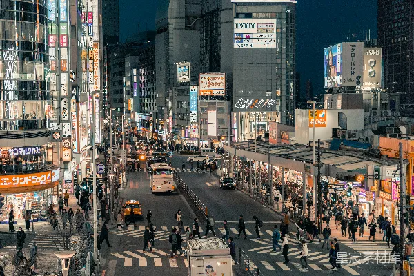 高清摄影 夜间在人行道上行走的人们