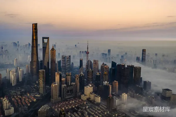 高清摄影 雾中城市的空中俯瞰