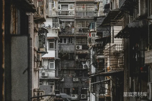 高清摄影 一条狭窄的城市街道，两旁有许多高楼大厦。