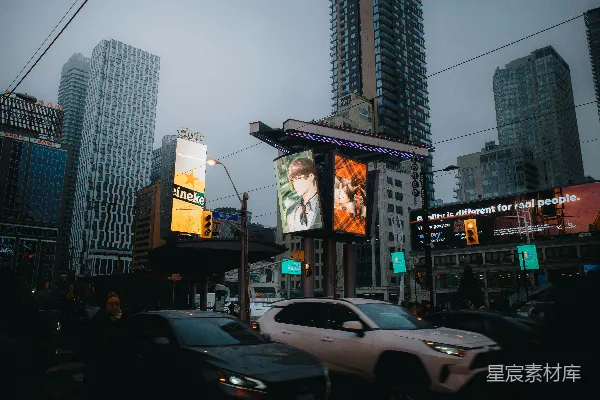 高清摄影 一条繁忙的街道，两旁是高大的建筑物。