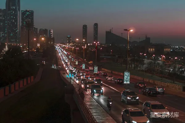 高清摄影 一条晚上挤满了车辆的城市街道