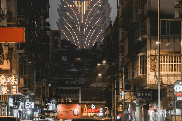 高清摄影 一条街道上停满了摩托车