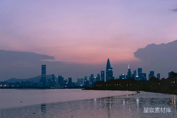 高清摄影 一片宽阔的水域，背景中有座城市。