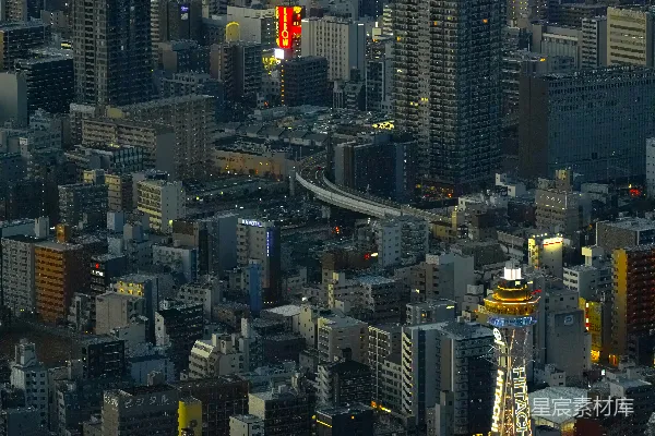 高清摄影 黄昏时分鸟瞰一个密集的城市景观