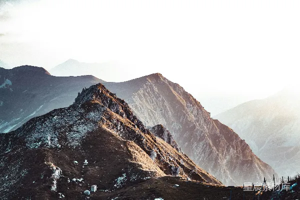 山顶上零星有几块积雪。