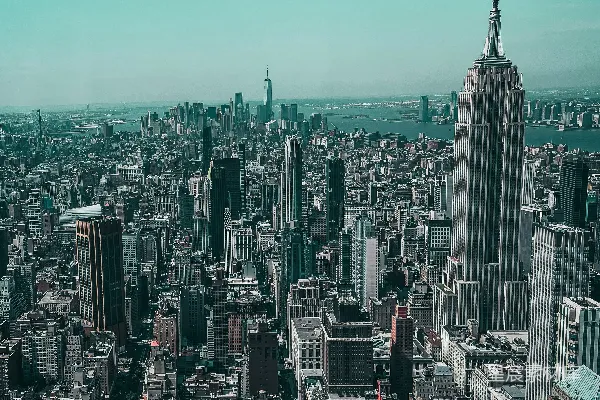 高清摄影 从一栋楼的顶部看下去的城市景色