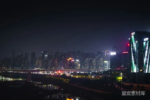 高清摄影 城市天际线在夜晚被照亮，河流的倒影闪烁。