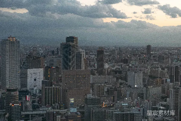 高清摄影 在多云的天空下，城市景观宽广，高楼林立。