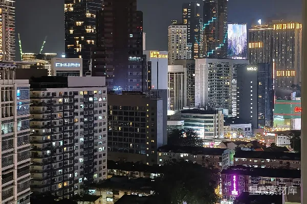 高清摄影 夜晚灯火辉煌的繁华都市高楼大厦。
