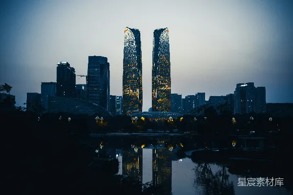 高清摄影 两座高楼耸立在水体旁边