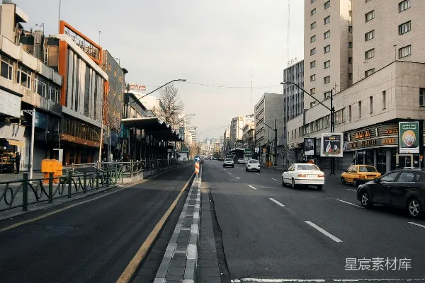 高清摄影 一条城市街道，路边停着汽车。