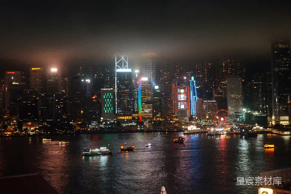 高清摄影 夜晚灯火辉煌的城市天际线，高楼大厦和港口都亮起了灯。