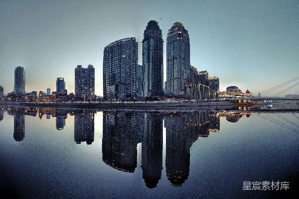 高清摄影 黄昏时分，平静的水面倒映着城市的天际线。