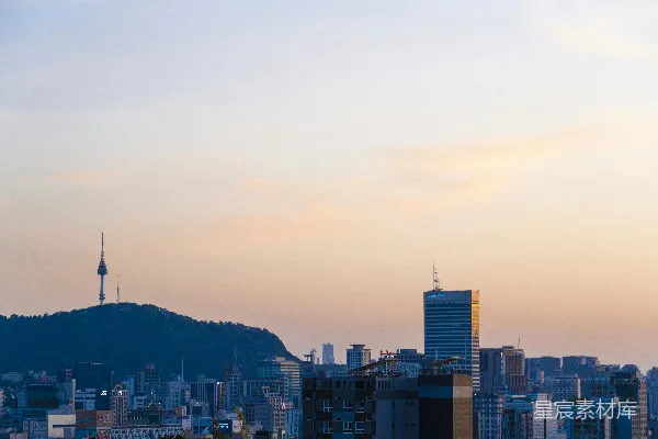 高清摄影 一座城市，背景中有一座山。