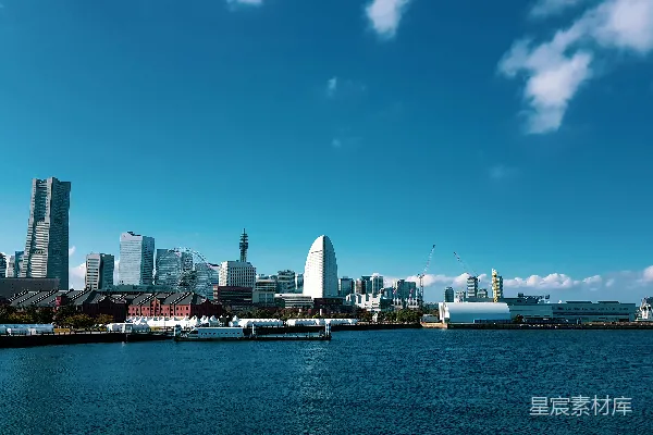 高清摄影 一片广阔的水域，背后有一座城市。