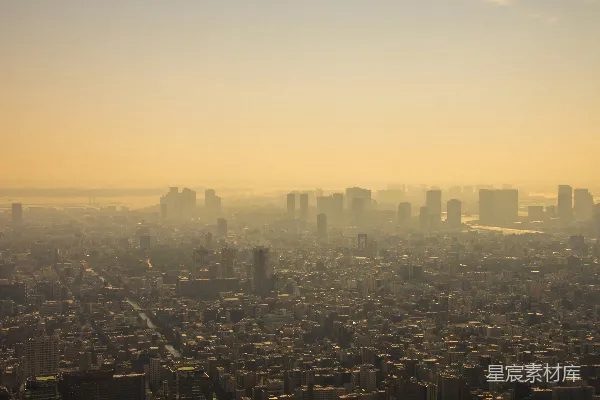 高清摄影 黄色天空下朦胧的城市景象。