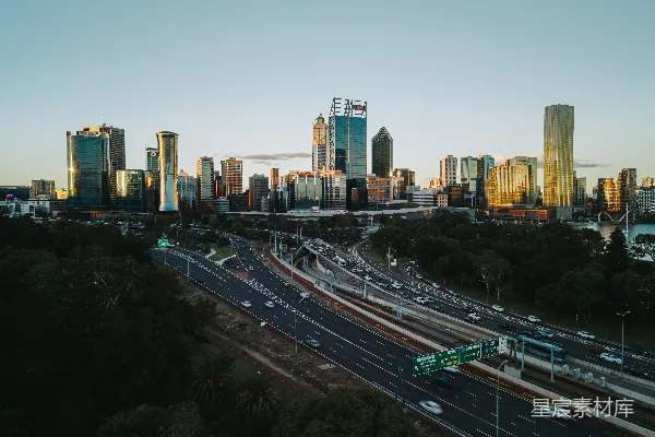 高清摄影 夕阳下的城市天际线，繁忙的高速公路