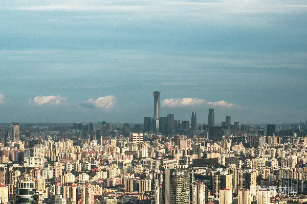 高清摄影 在多云的蓝天映衬下，可以看到城市景象。